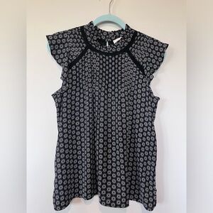 Loft ruffle sleeve blouse size Medium Petite black/white print